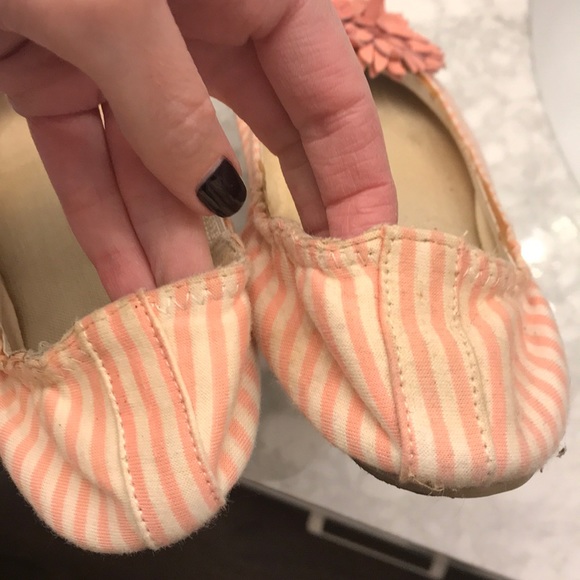 Express size 8 pink white open toed flats - Picture 4 of 5